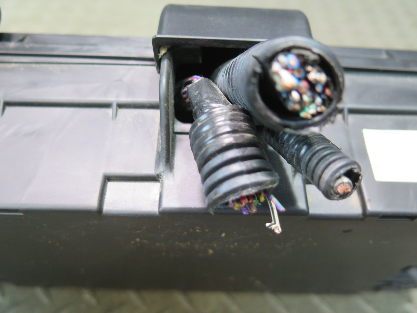 01-03 Lexus LS430 UCF30L Rear Trunk Junction Fuse Relay Box 82670-50072 OEM