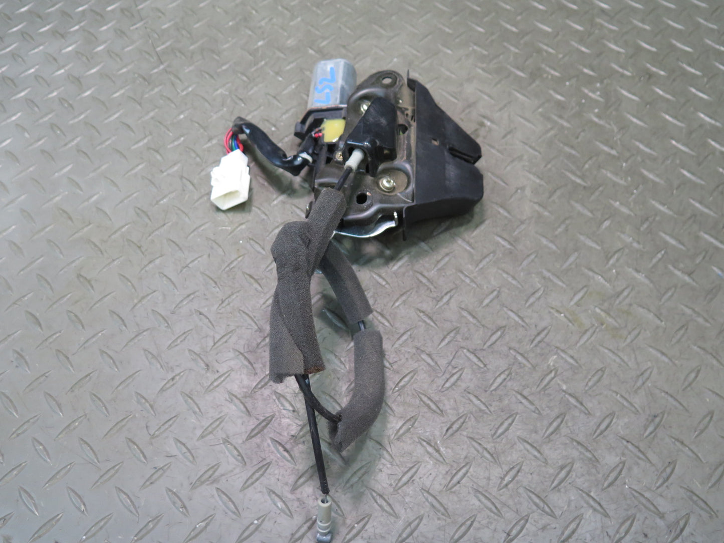 01-06 Lexus UCF30L LS430 Rear Trunk Deck Lid Lock Latch Actuator Motor OEM