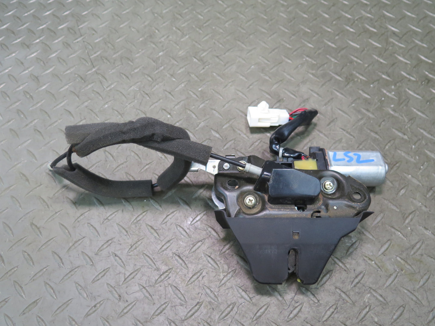 01-06 Lexus UCF30L LS430 Rear Trunk Deck Lid Lock Latch Actuator Motor OEM