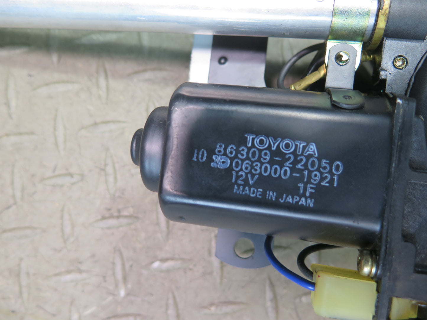 84-88 Toyota Cressida MX73 Sedan Radio Power Antenna w Motor Assembly Damaged
