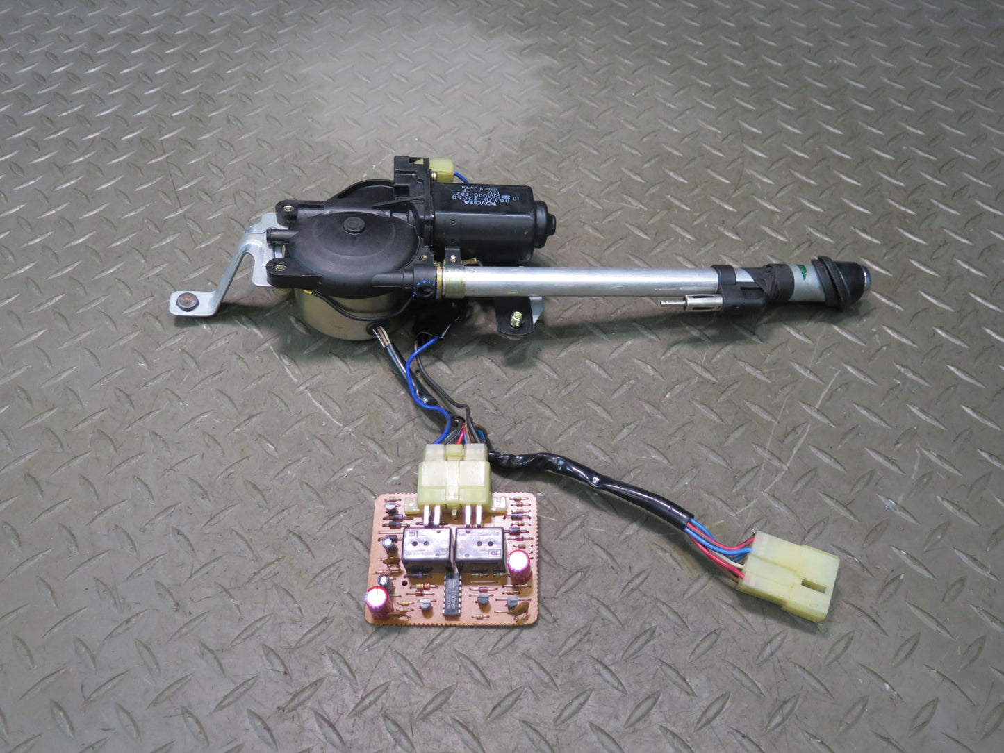 84-88 Toyota Cressida MX73 Sedan Radio Power Antenna w Motor Assembly Damaged