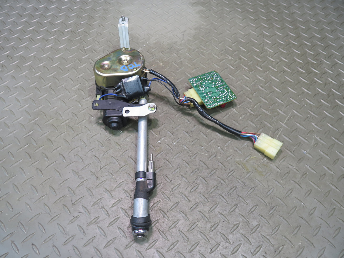 84-88 Toyota Cressida MX73 Sedan Radio Power Antenna w Motor Assembly Damaged