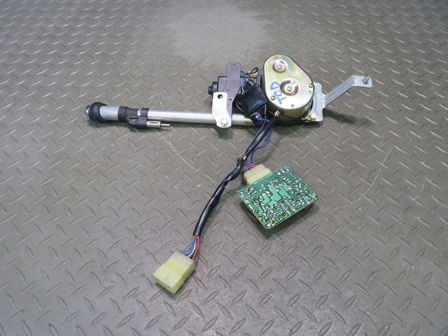 84-88 Toyota Cressida MX73 Sedan Radio Power Antenna w Motor Assembly Damaged