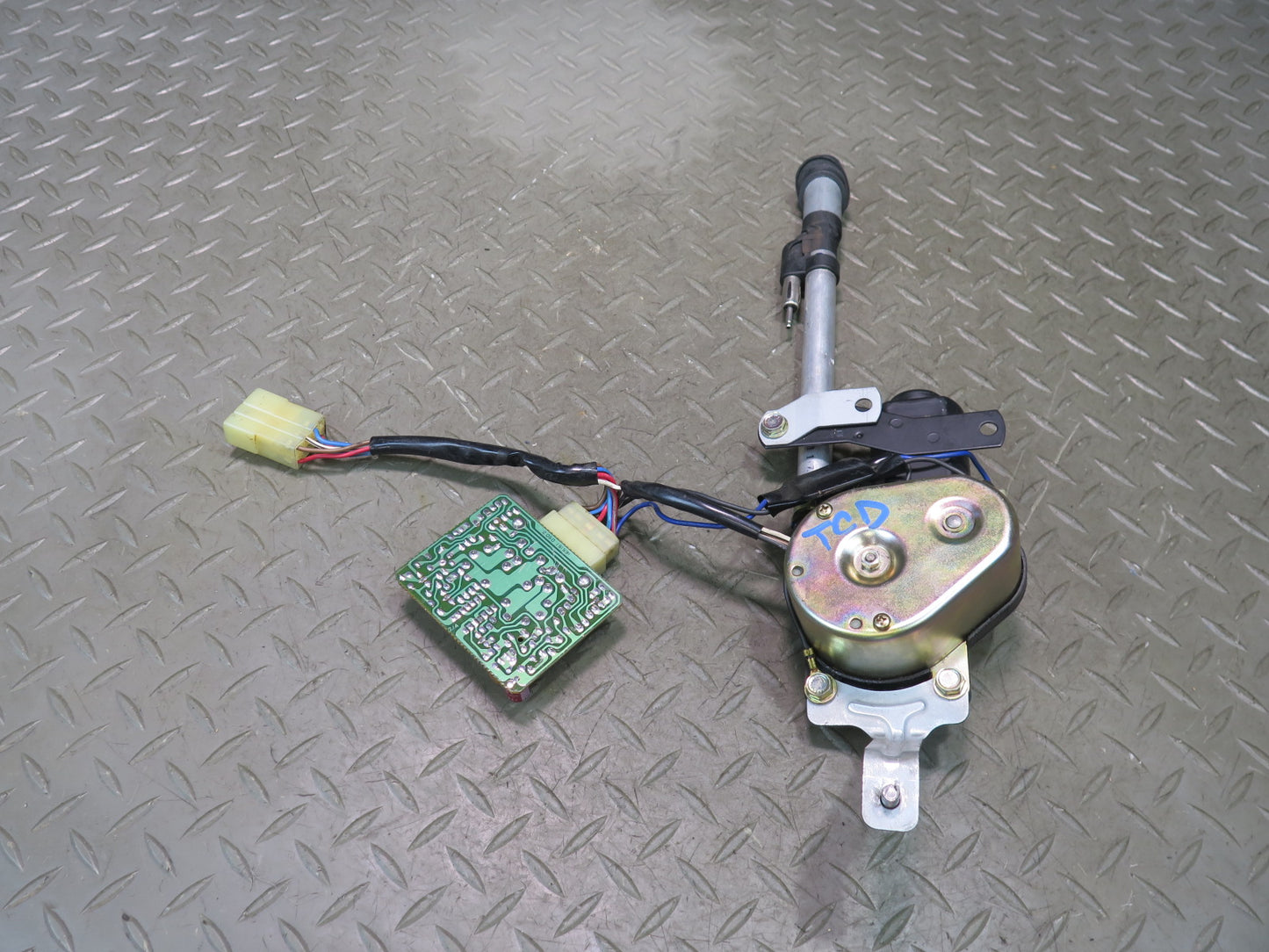 84-88 Toyota Cressida MX73 Sedan Radio Power Antenna w Motor Assembly Damaged