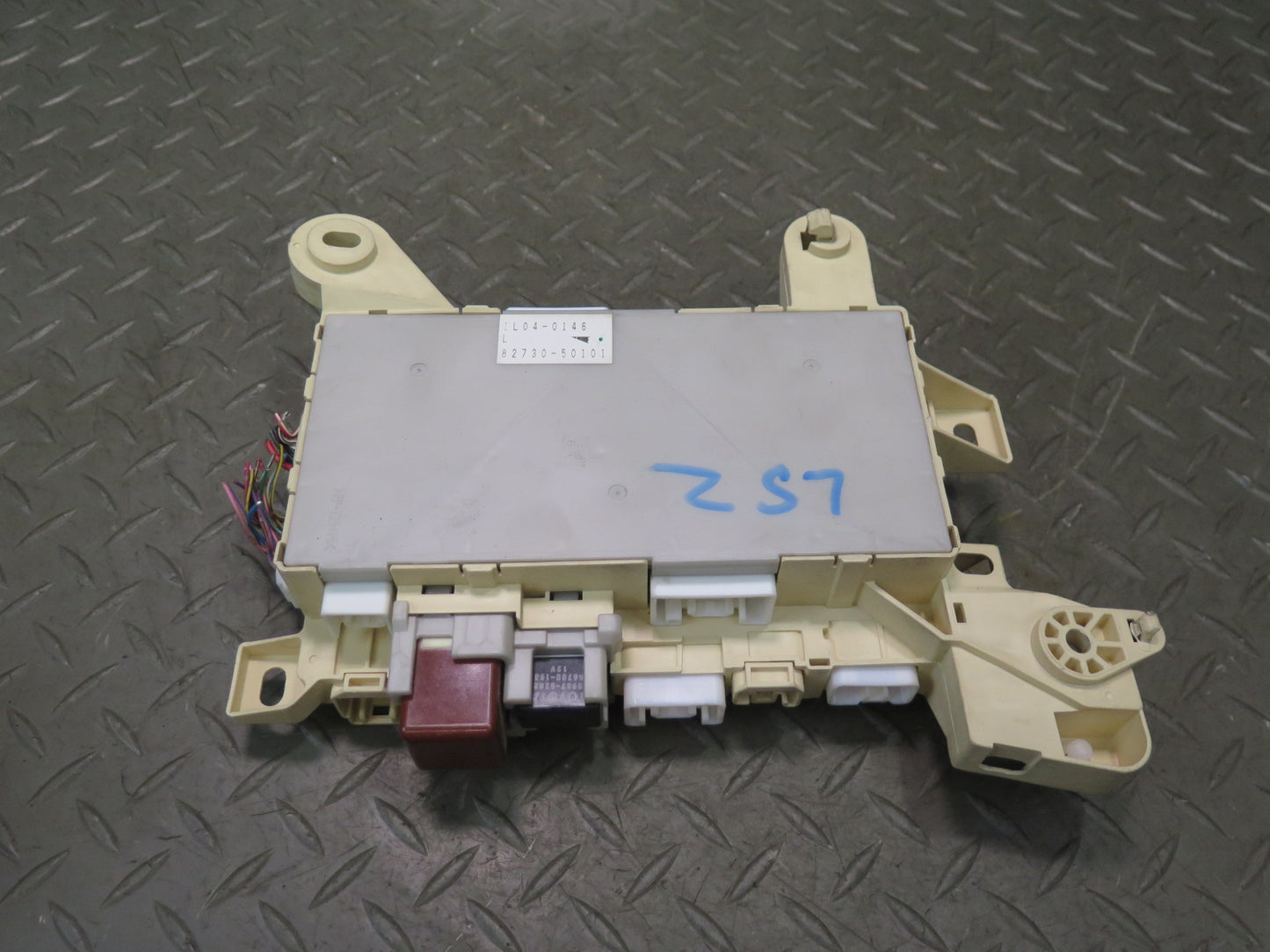 01-03 Lexus UCF30L LS430 Dash Right Fuse Relay Box Module 82730-50101 OEM