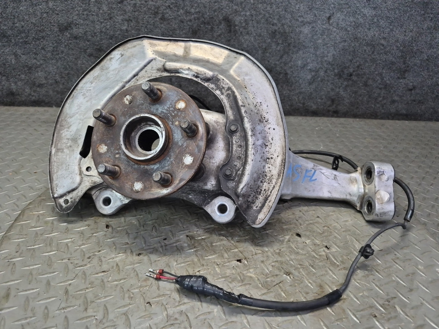 07-17 Lexus UVF46L LS600h LS460 AWD Front Left Spindle Knuckle Wheel Hub Bearing