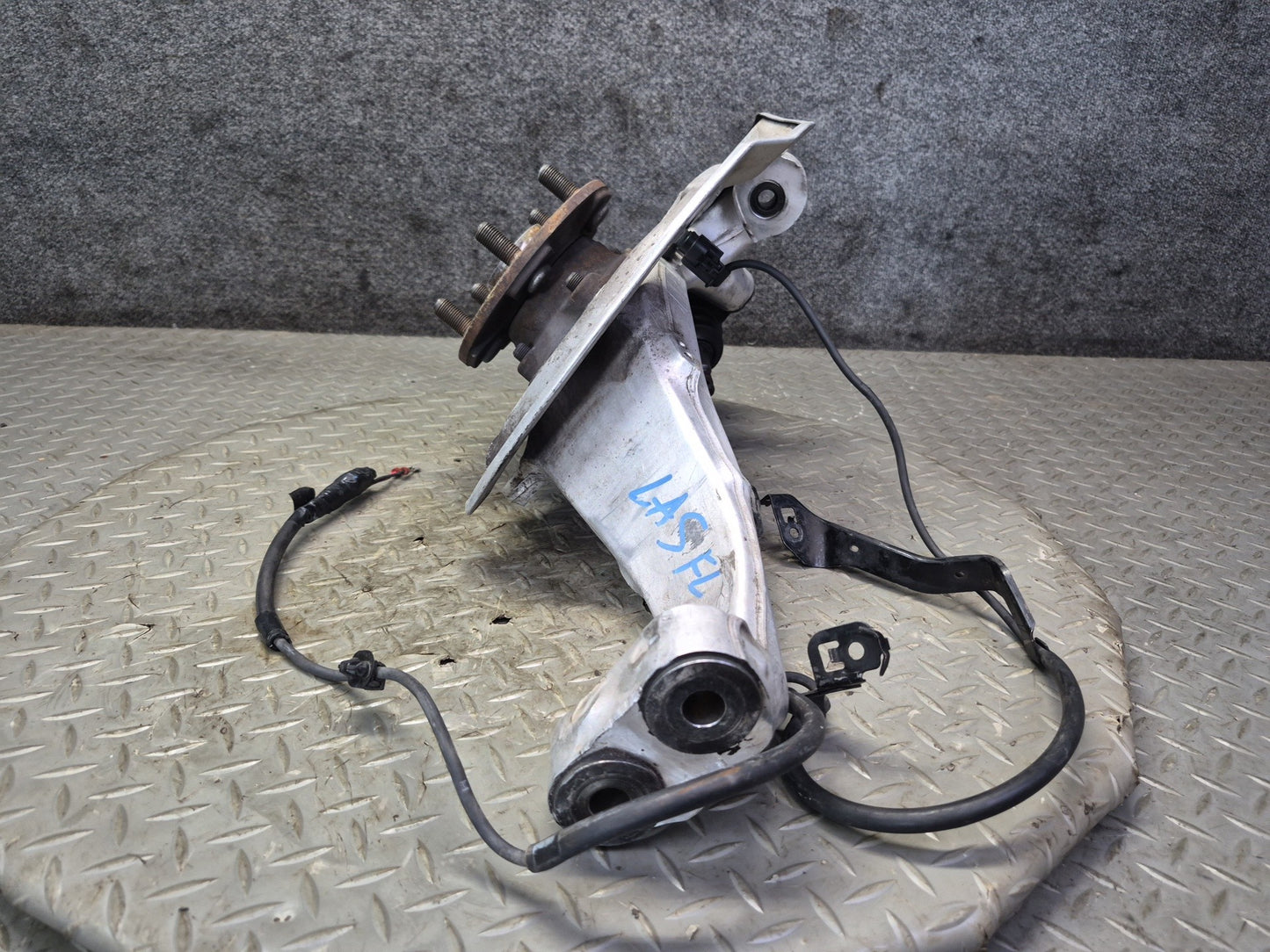 07-17 Lexus UVF46L LS600h LS460 AWD Front Left Spindle Knuckle Wheel Hub Bearing