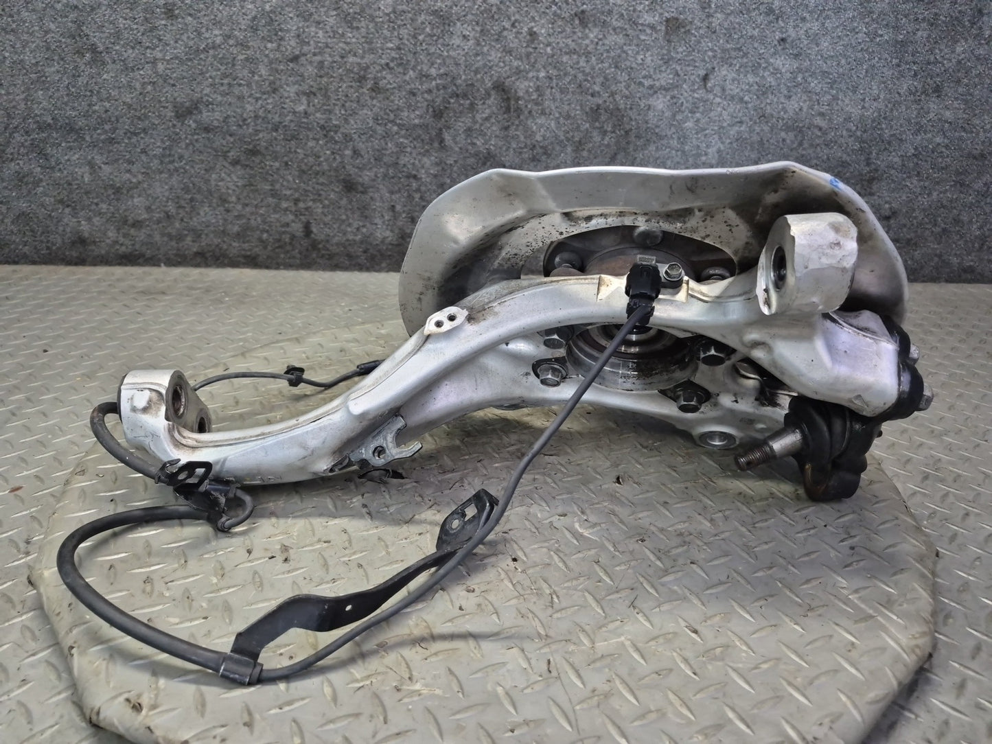 07-17 Lexus UVF46L LS600h LS460 AWD Front Left Spindle Knuckle Wheel Hub Bearing