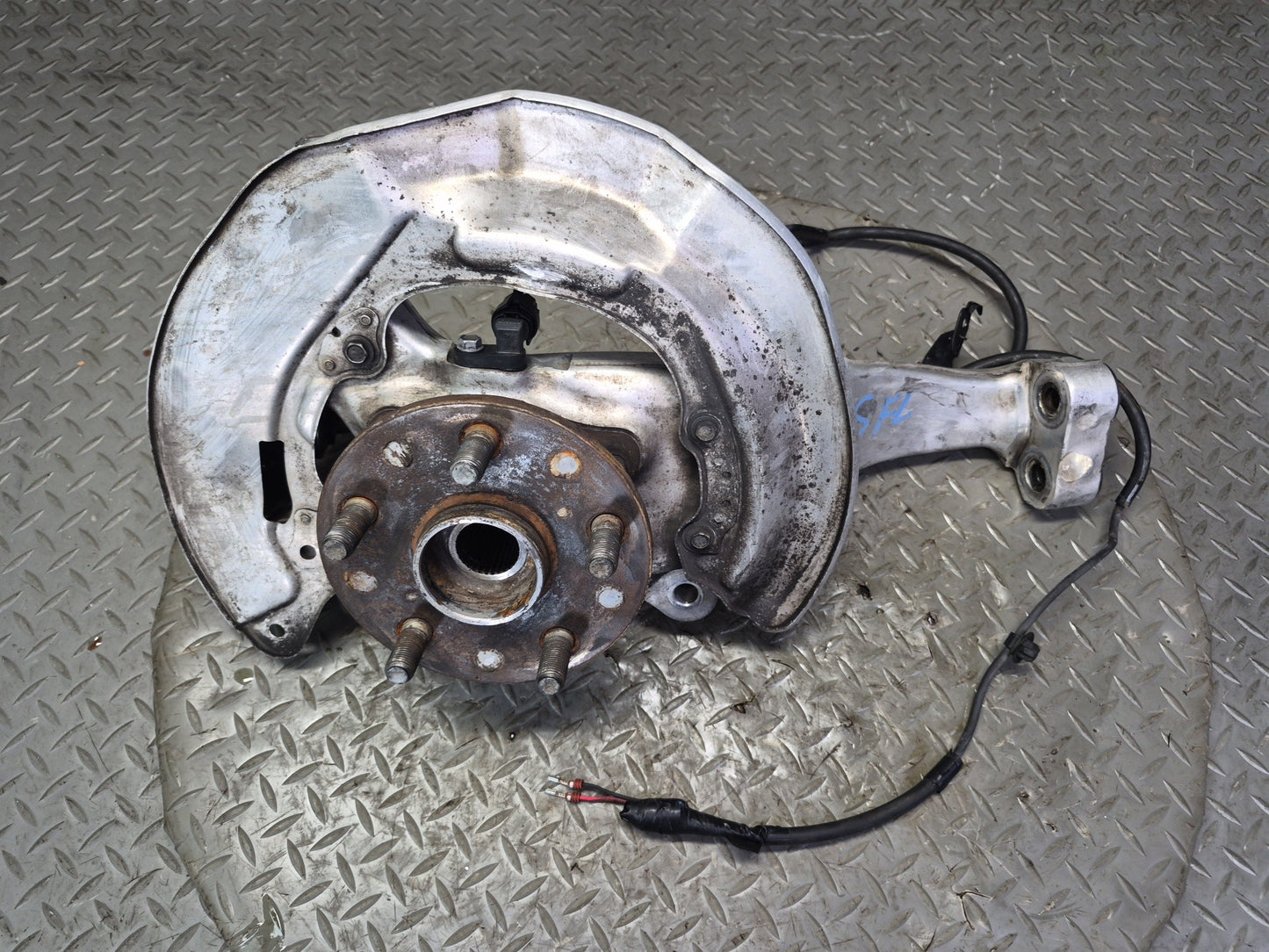 07-17 Lexus UVF46L LS600h LS460 AWD Front Left Spindle Knuckle Wheel Hub Bearing