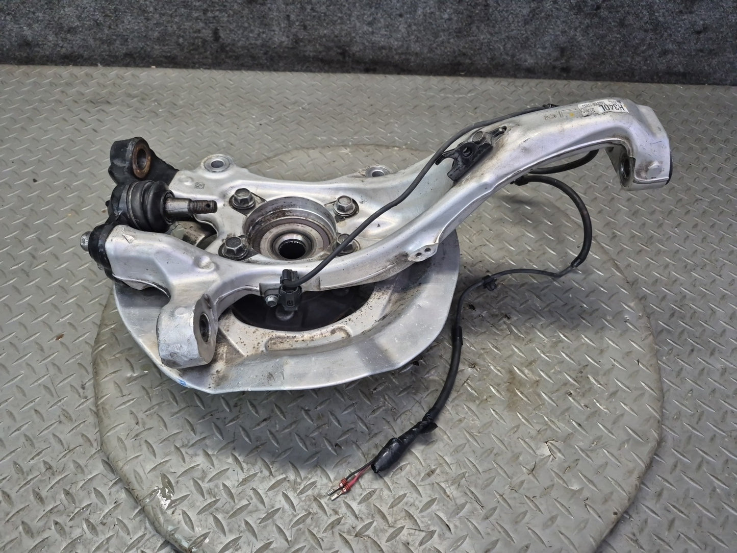 07-17 Lexus UVF46L LS600h LS460 AWD Front Left Spindle Knuckle Wheel Hub Bearing