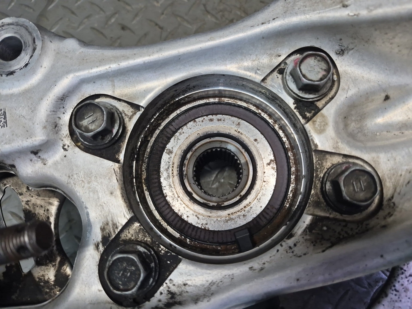 07-17 Lexus UVF46L LS600h LS460 AWD Front Left Spindle Knuckle Wheel Hub Bearing