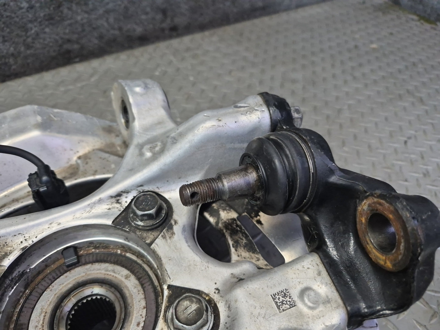 07-17 Lexus UVF46L LS600h LS460 AWD Front Left Spindle Knuckle Wheel Hub Bearing