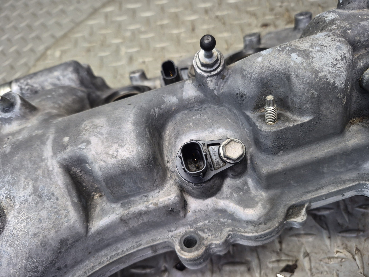 07-17 Lexus UVF46L LS600h LS460 Right Cylinder Head Valve Cover OEM