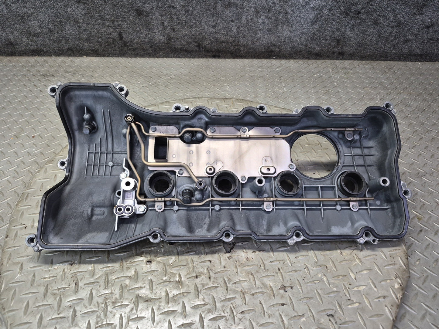 07-17 Lexus UVF46L LS600h LS460 Right Cylinder Head Valve Cover OEM
