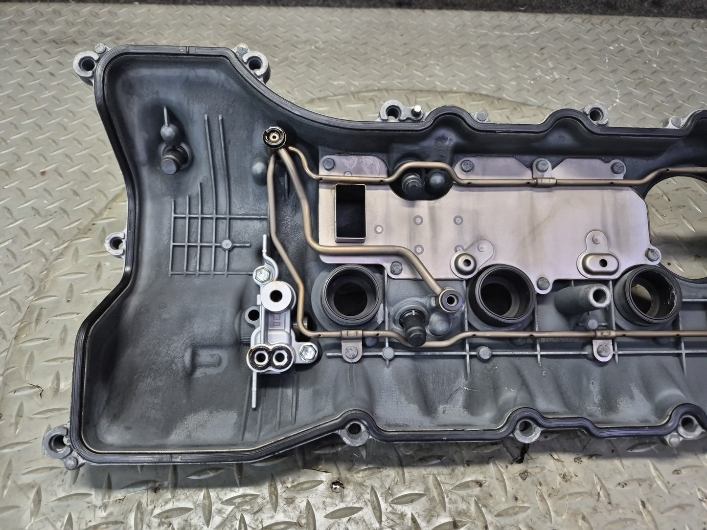 07-17 Lexus UVF46L LS600h LS460 Right Cylinder Head Valve Cover OEM