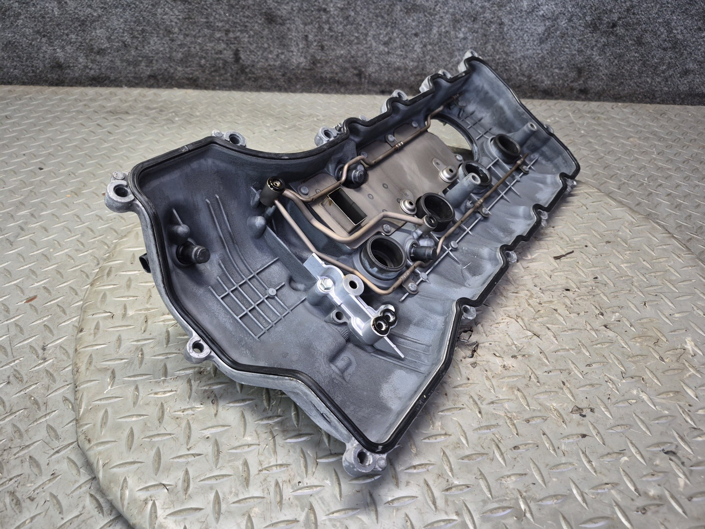 07-17 Lexus UVF46L LS600h LS460 Right Cylinder Head Valve Cover OEM