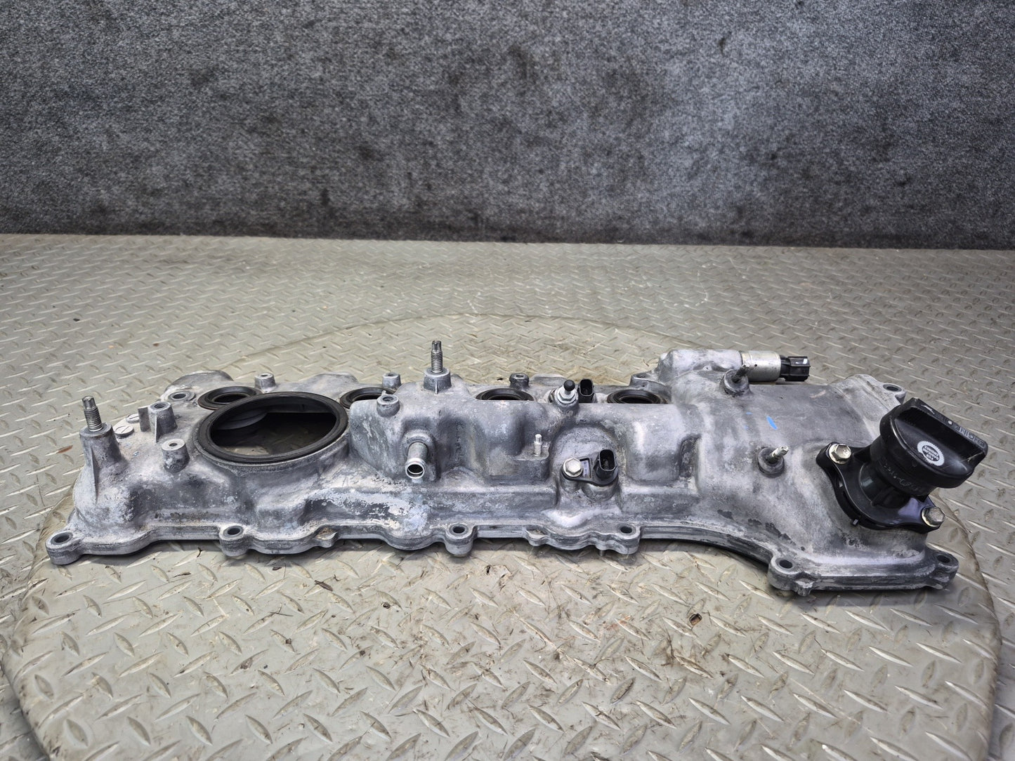 07-17 Lexus UVF46L LS600h LS460 Left Cylinder Head Valve Cover OEM