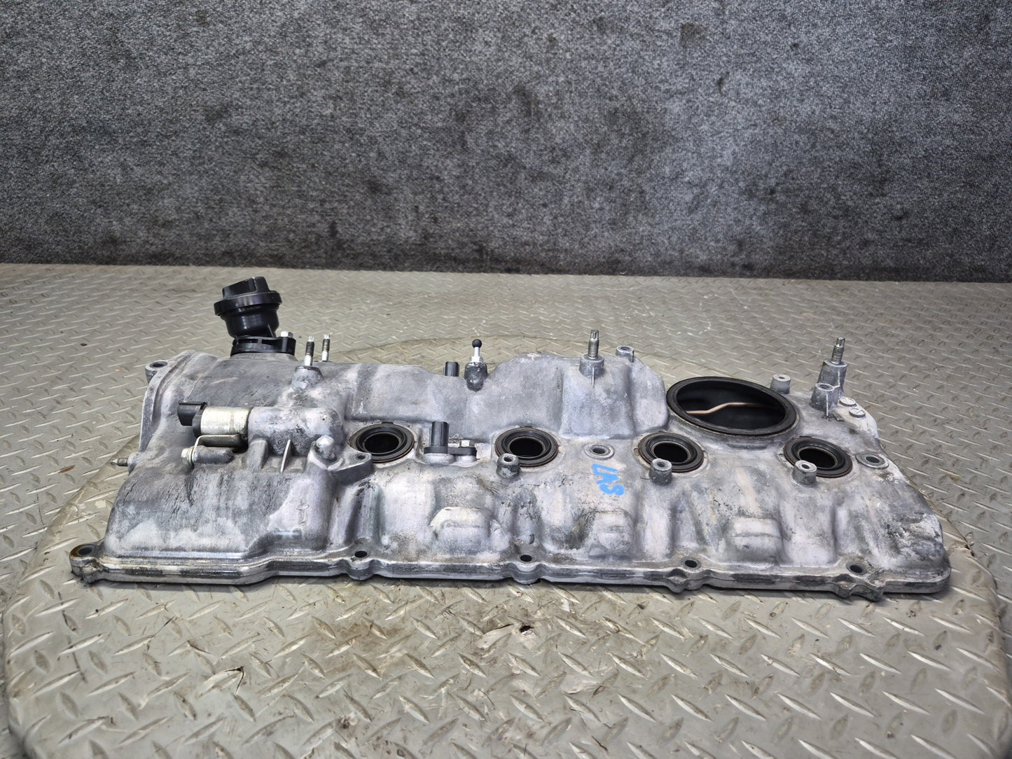 07-17 Lexus UVF46L LS600h LS460 Left Cylinder Head Valve Cover OEM
