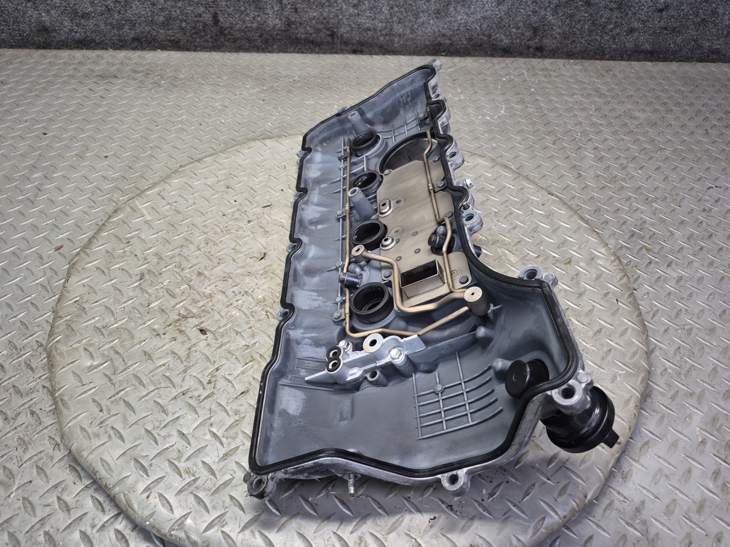 07-17 Lexus UVF46L LS600h LS460 Left Cylinder Head Valve Cover OEM