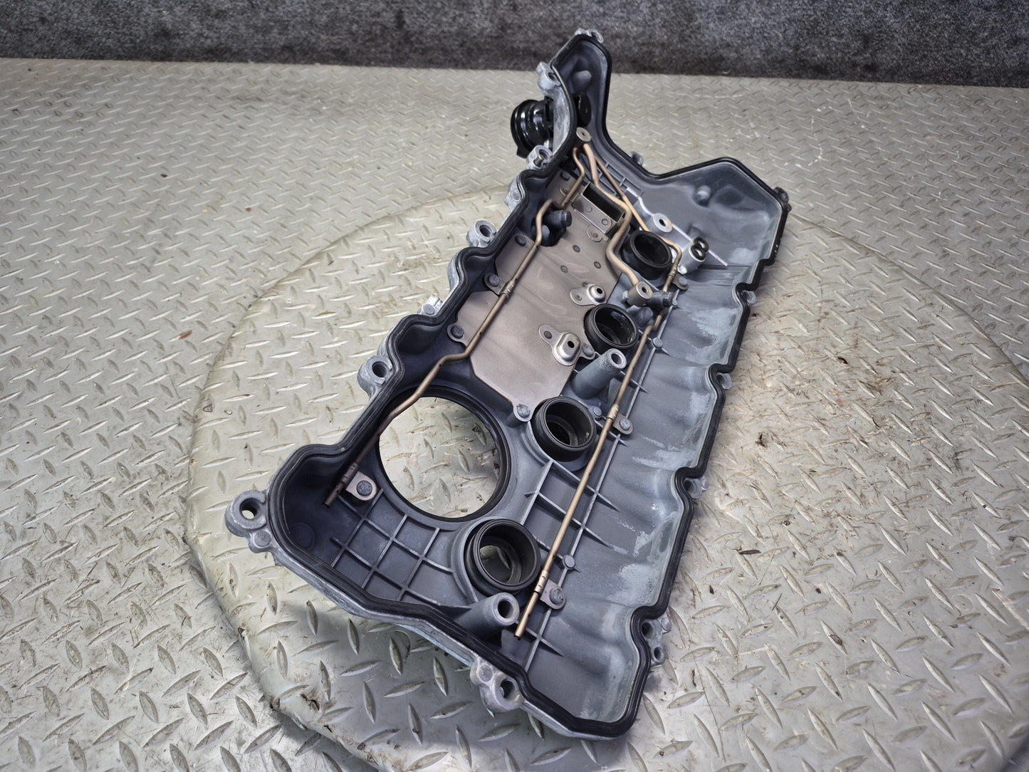 07-17 Lexus UVF46L LS600h LS460 Left Cylinder Head Valve Cover OEM