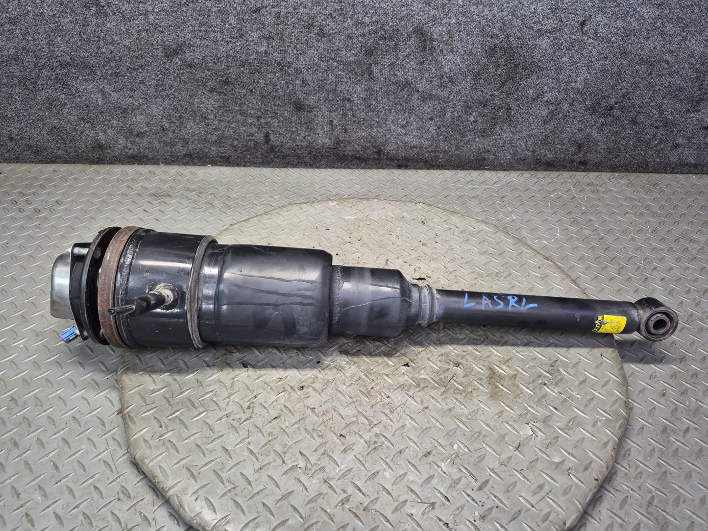 2008 Lexus LS600hL AWD Rear Left KYB Air Shock Strut Spring 48090-50200 OEM