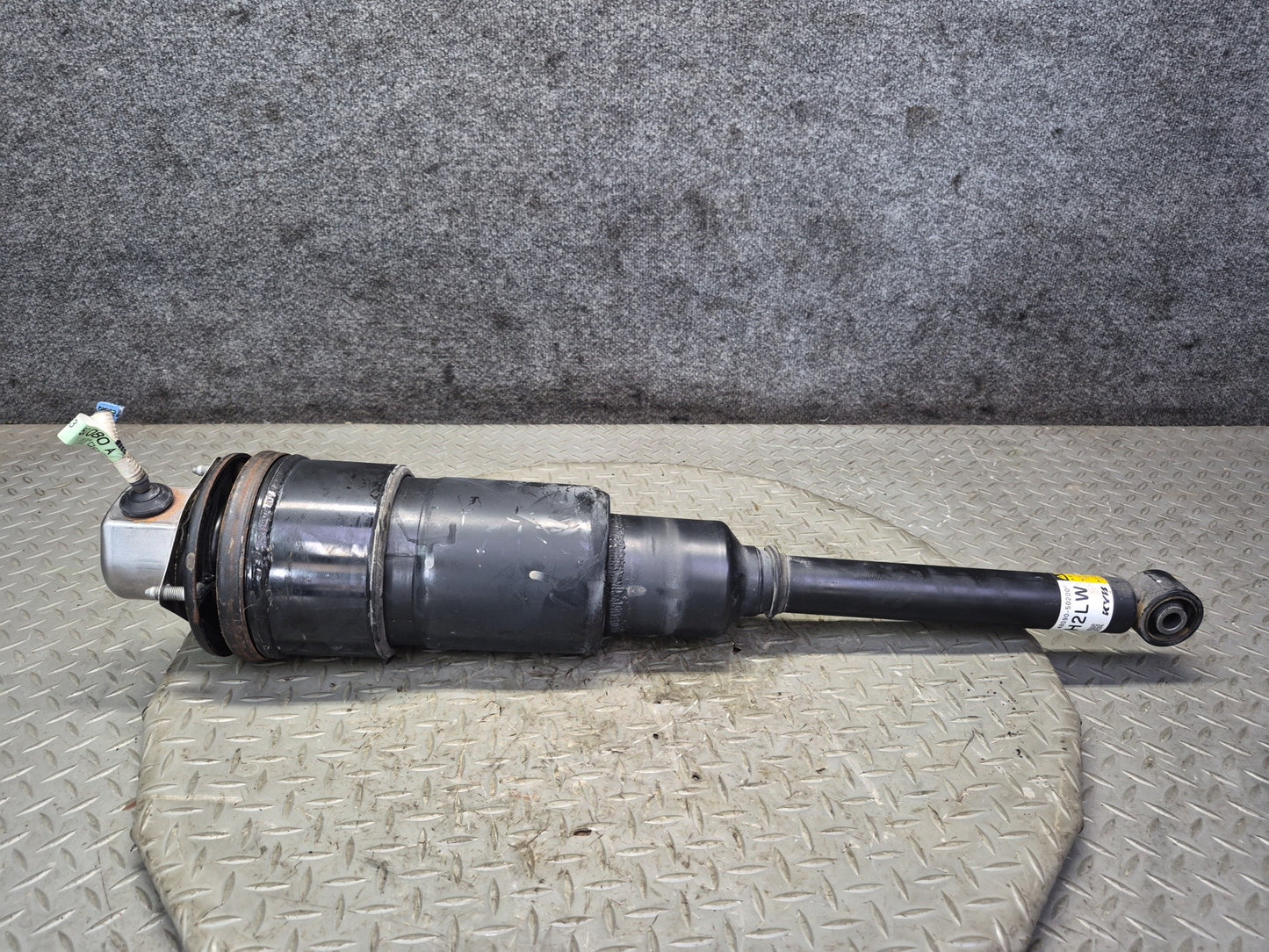 2008 Lexus LS600hL AWD Rear Left KYB Air Shock Strut Spring 48090-50200 OEM