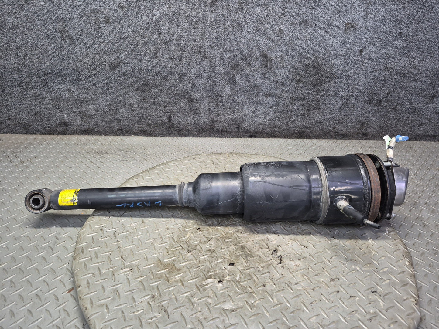 2008 Lexus LS600hL AWD Rear Left KYB Air Shock Strut Spring 48090-50200 OEM