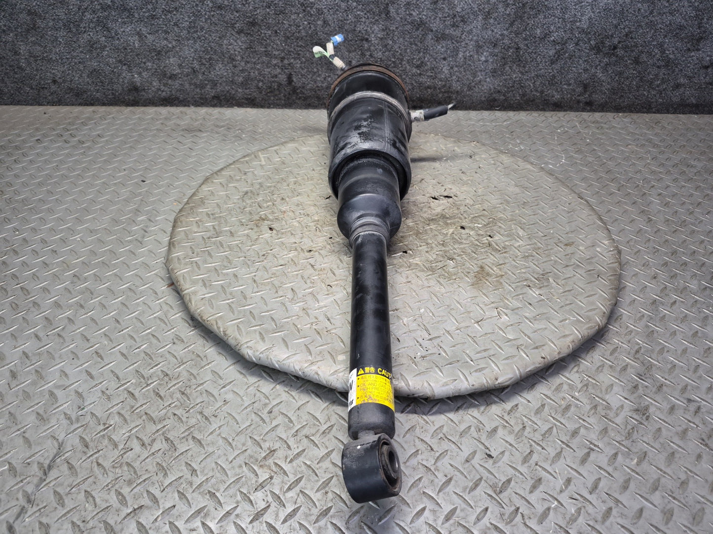 2008 Lexus LS600hL AWD Rear Left KYB Air Shock Strut Spring 48090-50200 OEM