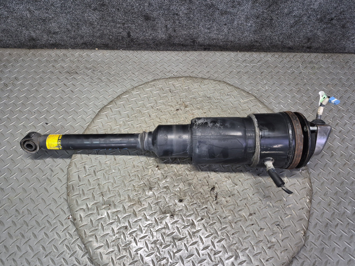 2008 Lexus LS600hL AWD Rear Left KYB Air Shock Strut Spring 48090-50200 OEM