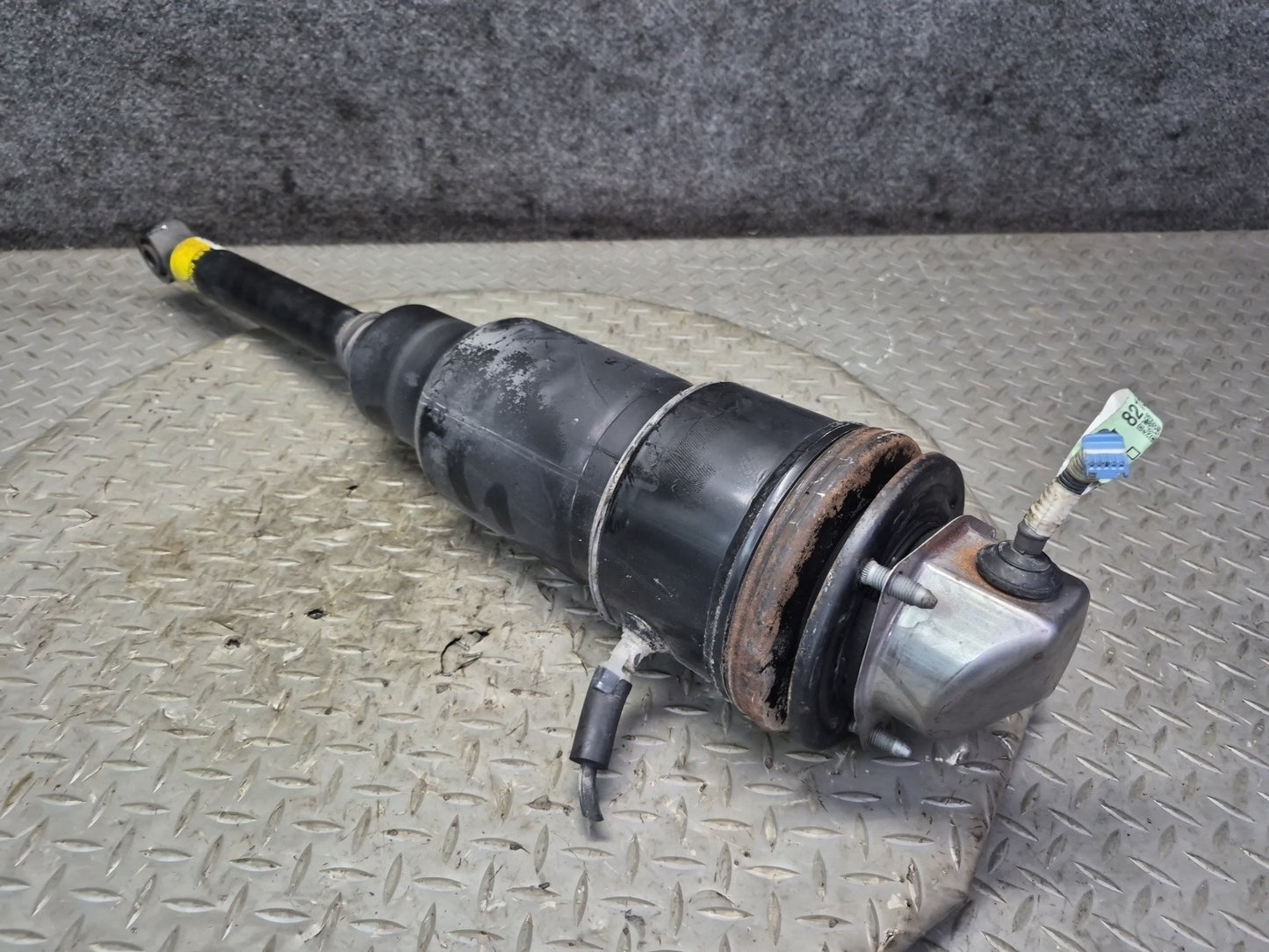 2008 Lexus LS600hL AWD Rear Left KYB Air Shock Strut Spring 48090-50200 OEM