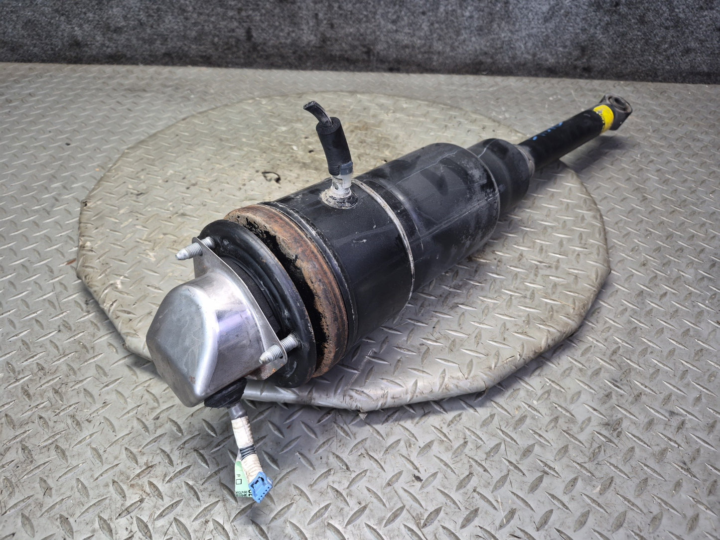 2008 Lexus LS600hL AWD Rear Left KYB Air Shock Strut Spring 48090-50200 OEM