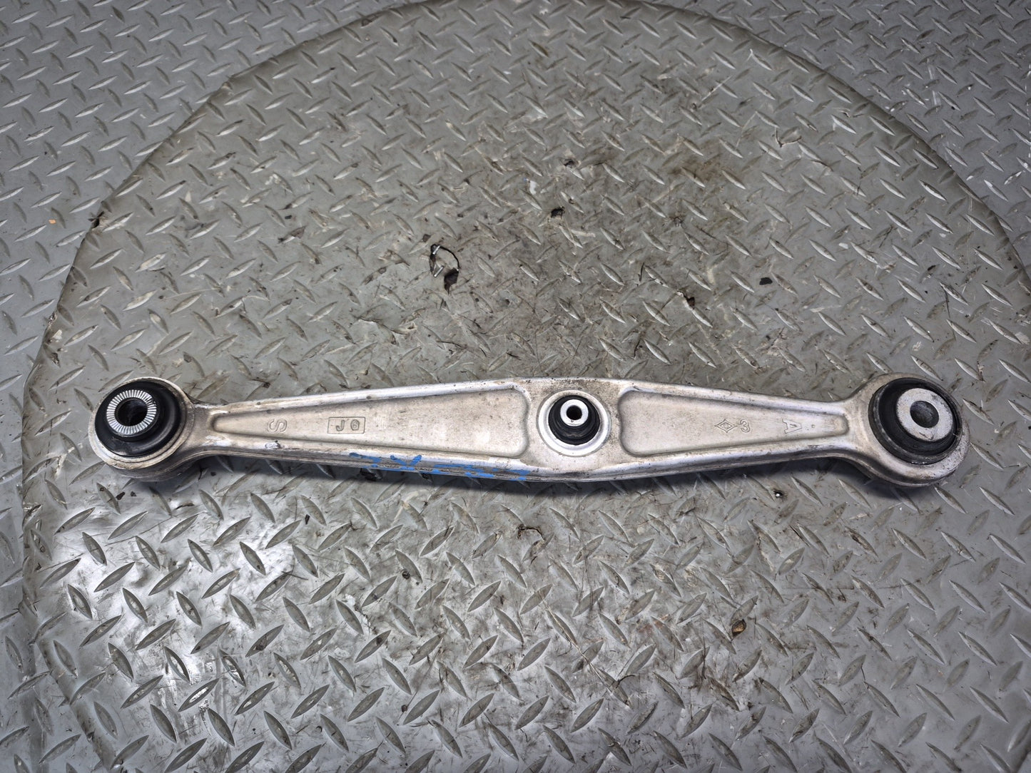 07-17 Lexus UVF46L LS600h LS460 AWD Rear Left Upper & Lower Control Arm Set OEM