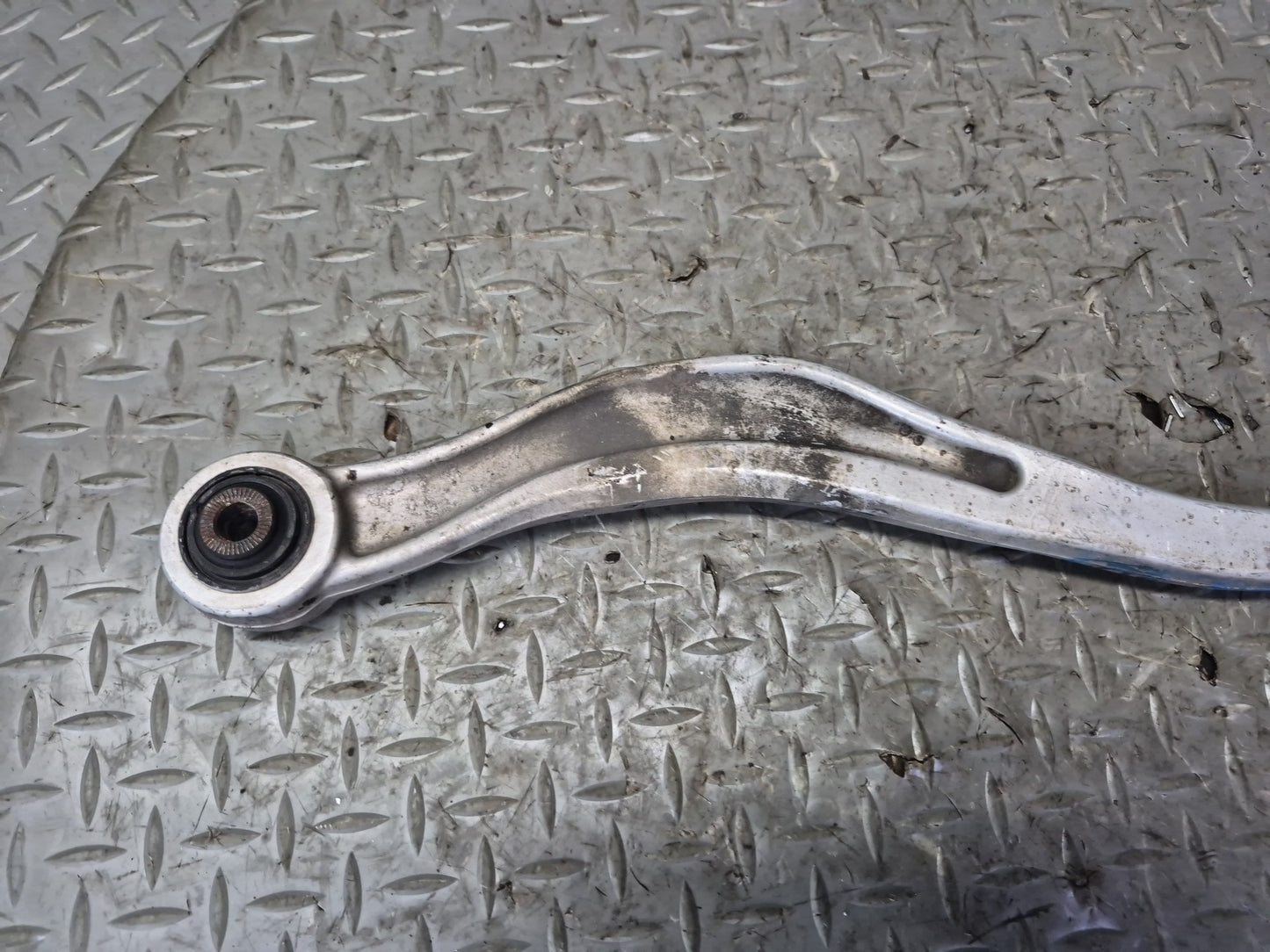 07-17 Lexus UVF46L LS600h LS460 AWD Rear Right Upper & Lower Control Arm Set OEM