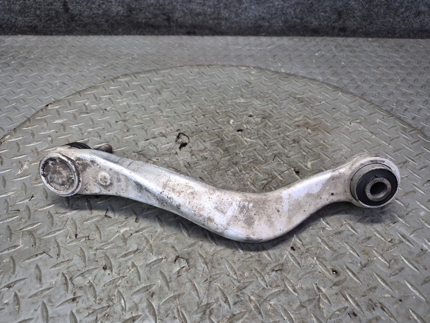 07-17 Lexus UVF46L LS600h LS460 AWD Rear Right Upper & Lower Control Arm Set OEM