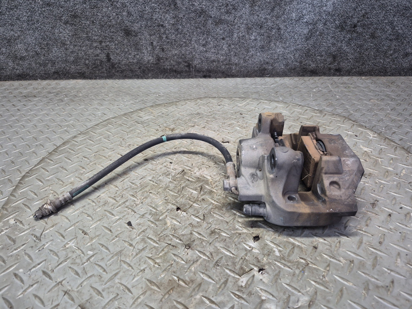 07-17 Lexus UVF46L LS600h LS460 AWD Rear Left & Right Brake Caliper Set OEM