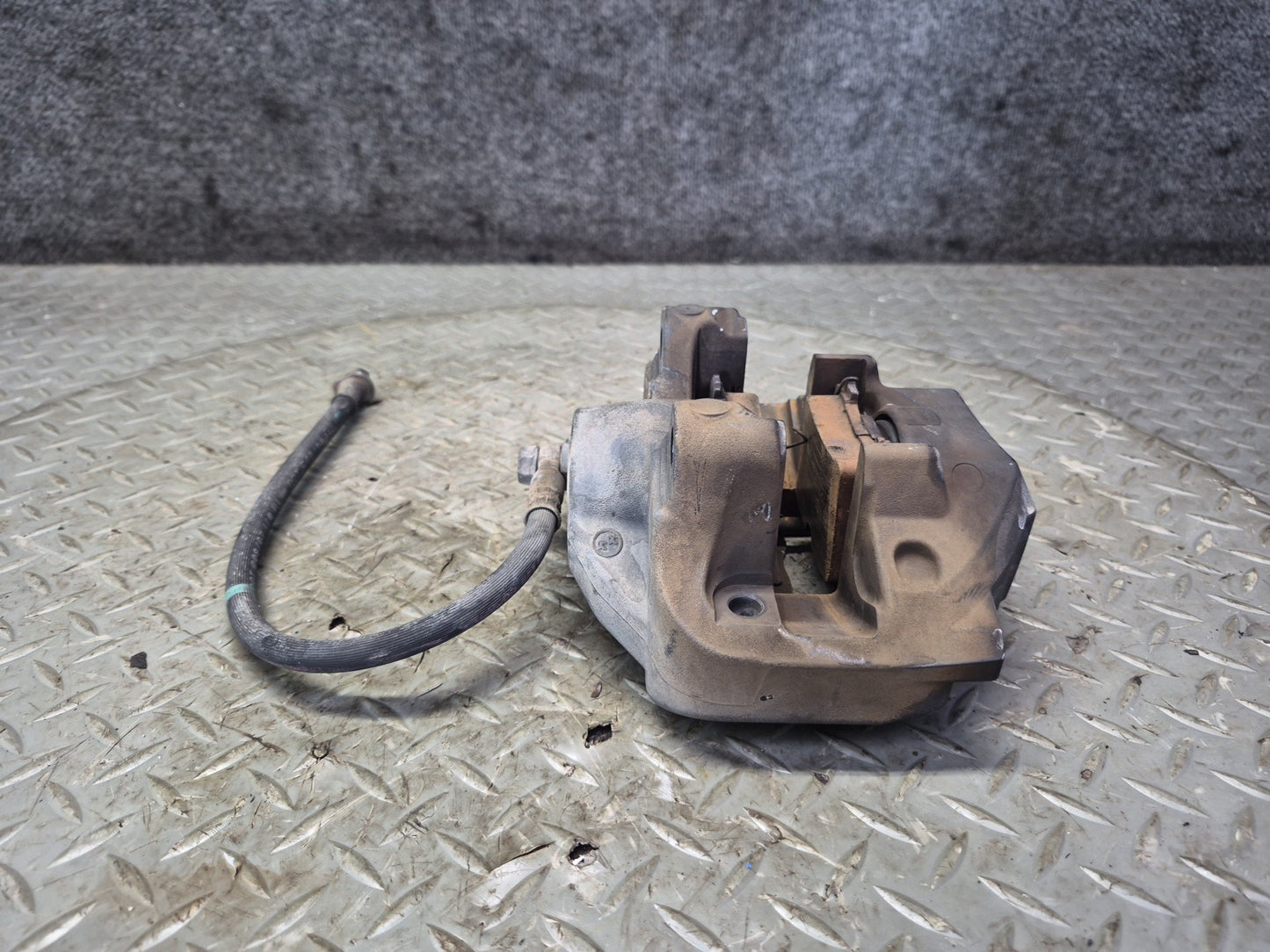 07-17 Lexus UVF46L LS600h LS460 AWD Rear Left & Right Brake Caliper Set OEM