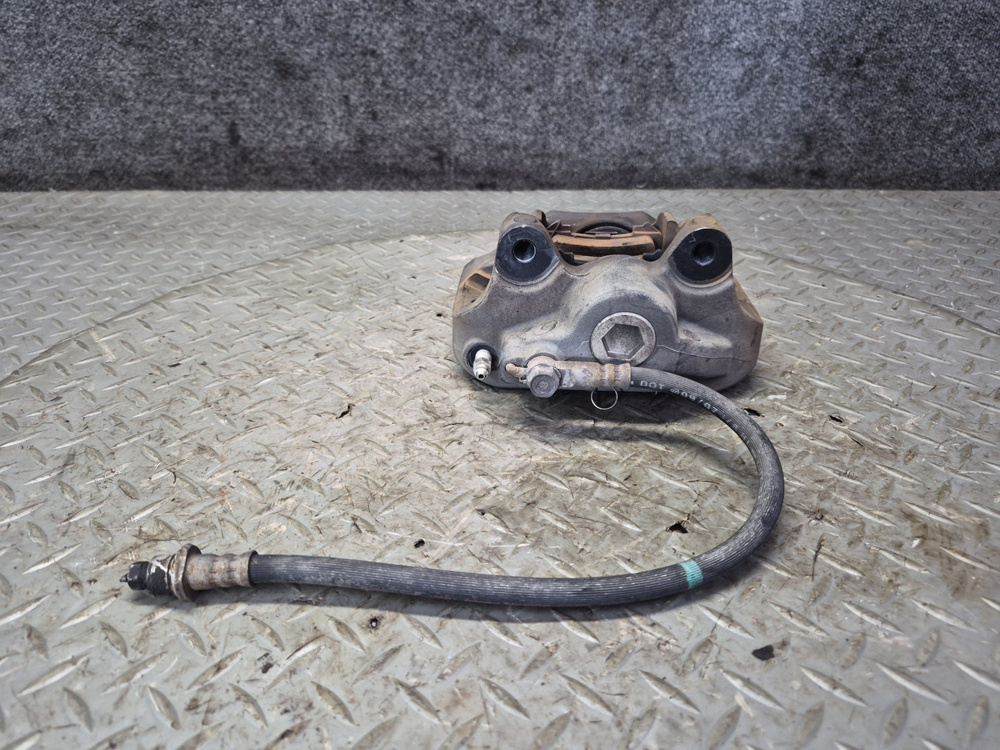 07-17 Lexus UVF46L LS600h LS460 AWD Rear Left & Right Brake Caliper Set OEM