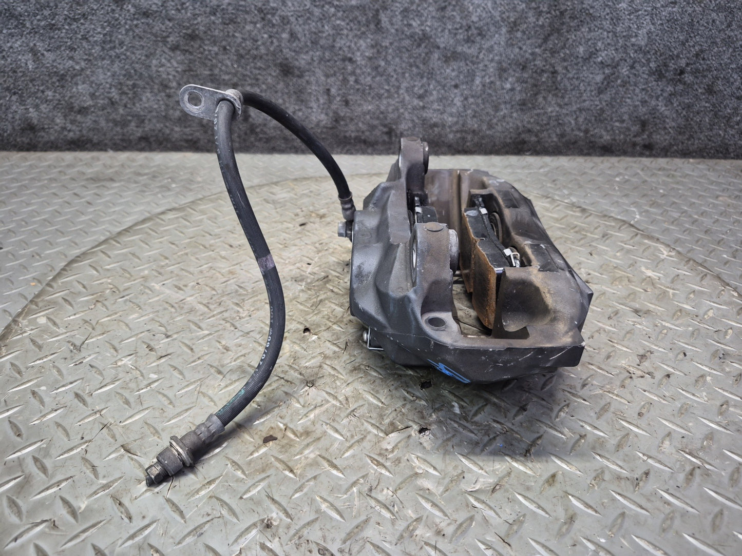 07-17 Lexus UVF46L LS600h LS460 AWD Front Left & Right Brake Caliper Set OEM