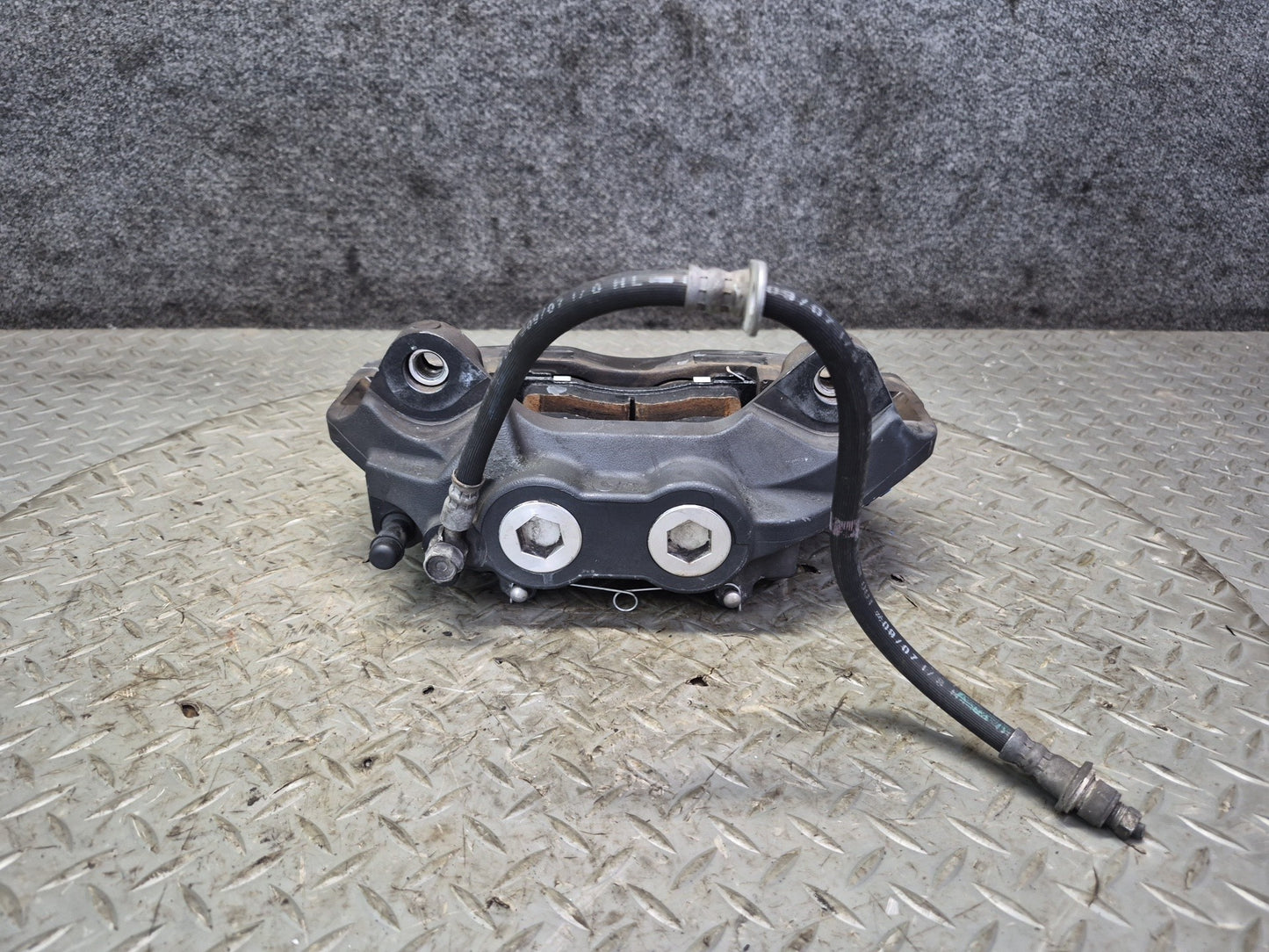 07-17 Lexus UVF46L LS600h LS460 AWD Front Left & Right Brake Caliper Set OEM