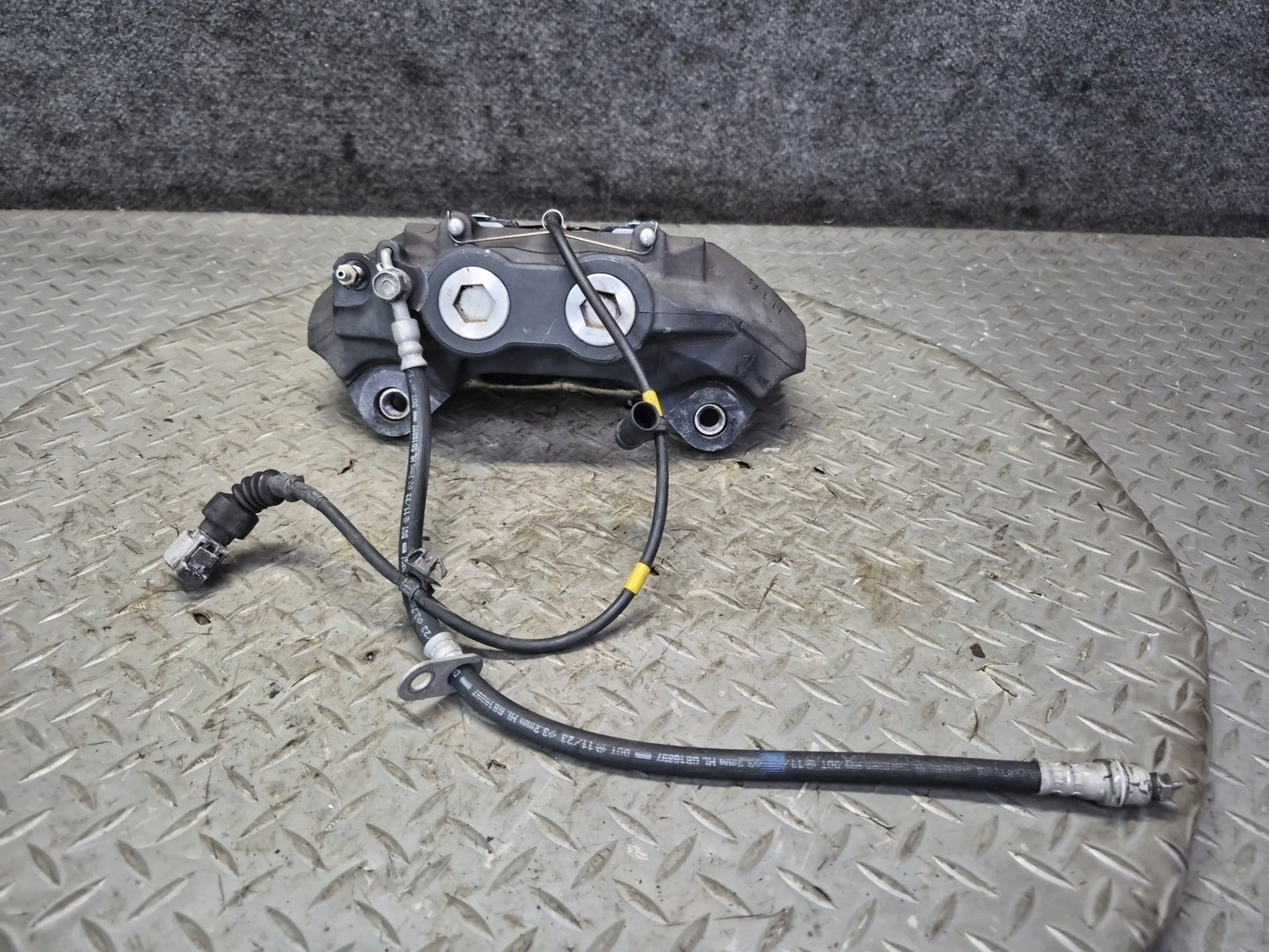 07-17 Lexus UVF46L LS600h LS460 AWD Front Left & Right Brake Caliper Set OEM
