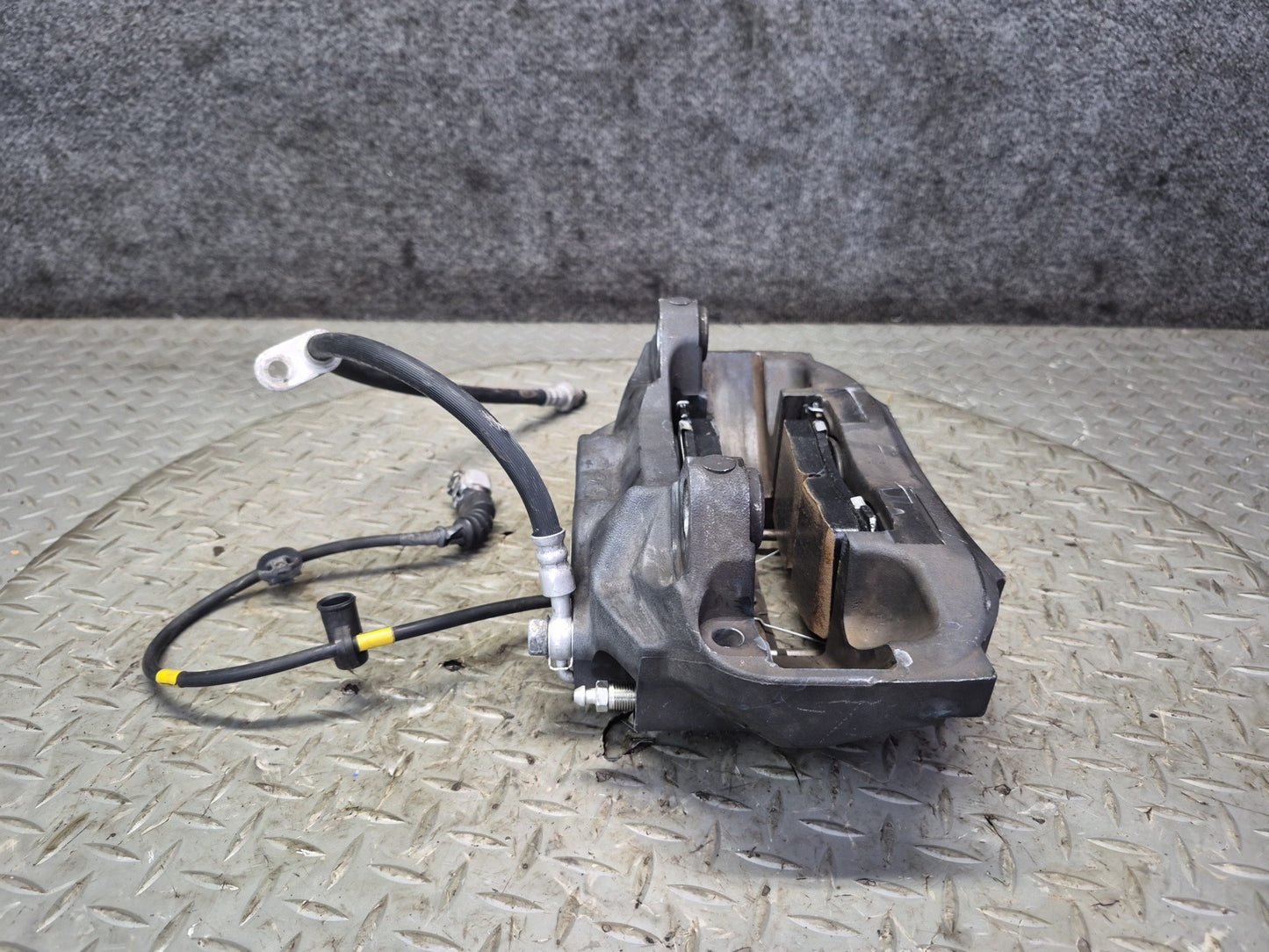07-17 Lexus UVF46L LS600h LS460 AWD Front Left & Right Brake Caliper Set OEM