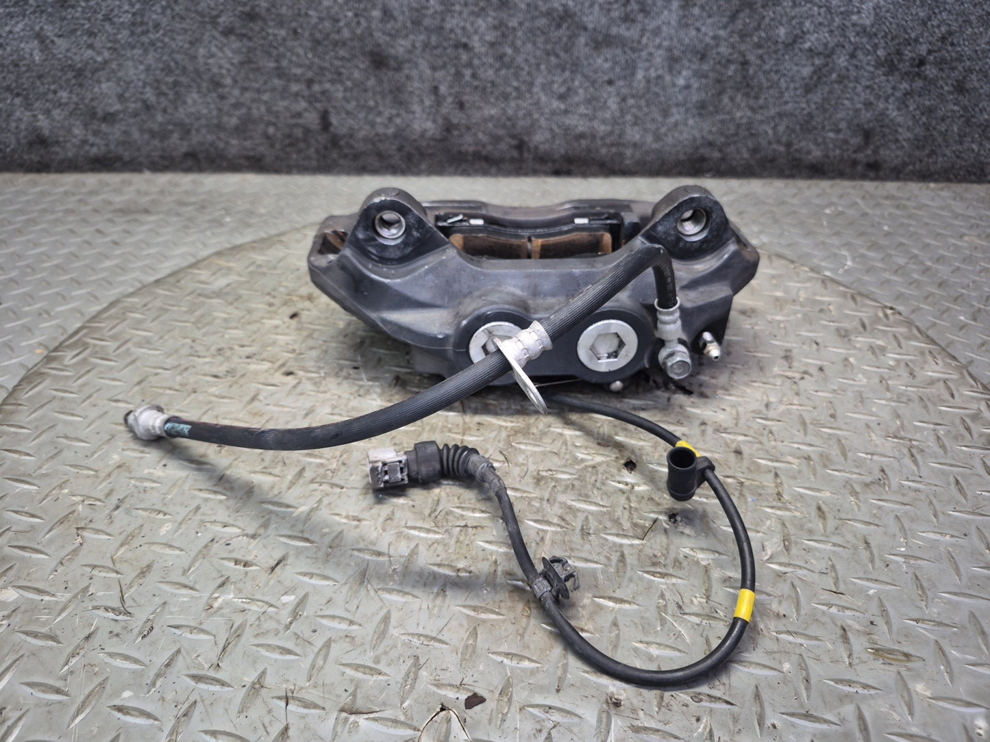 07-17 Lexus UVF46L LS600h LS460 AWD Front Left & Right Brake Caliper Set OEM