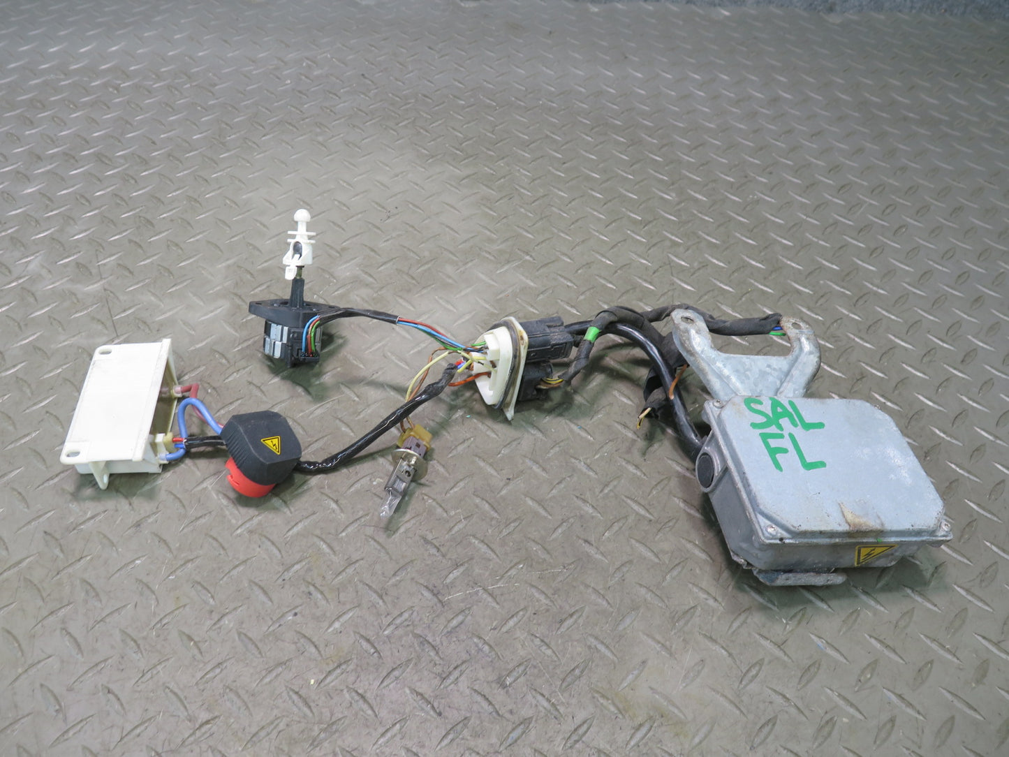 96-02 Mercedes R129 Front Left Xenon Headlight Ballast w Corrector & Wire OEM