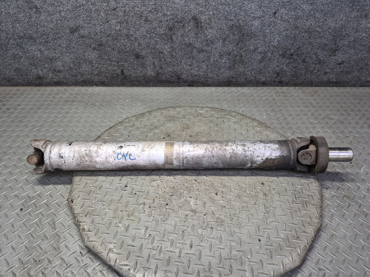 84-96 Chevrolet Corvette C4 Rear A/T Driveshaft Drive Shaft 10054289 OEM