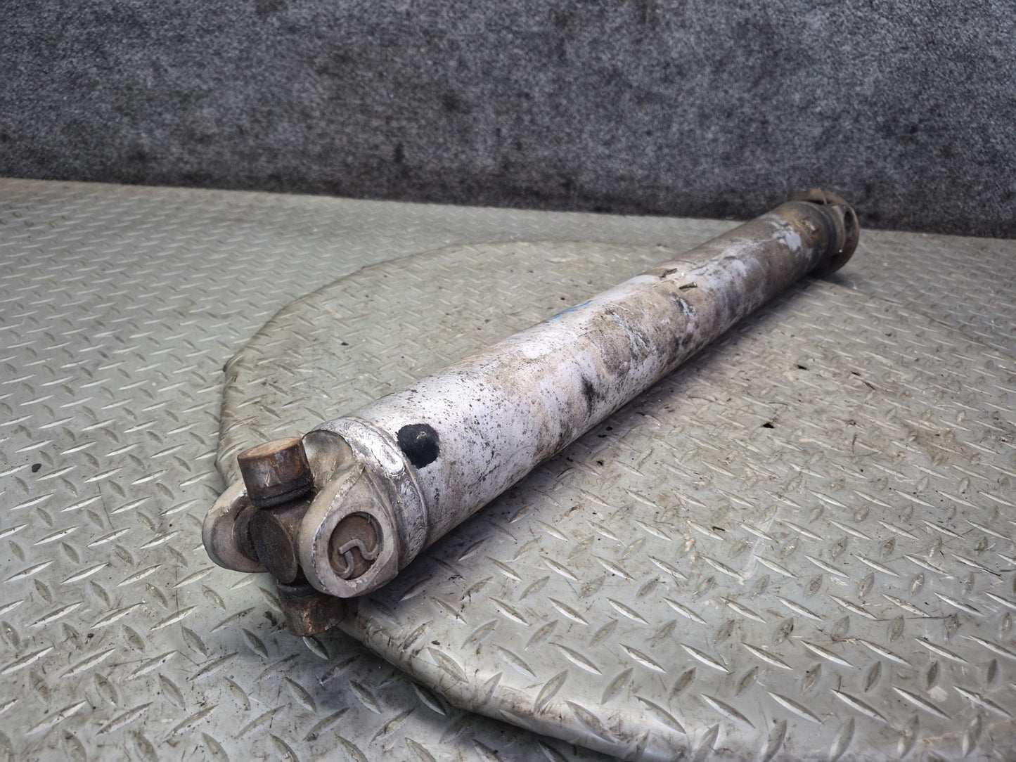 84-96 Chevrolet Corvette C4 Rear A/T Driveshaft Drive Shaft 10054289 OEM