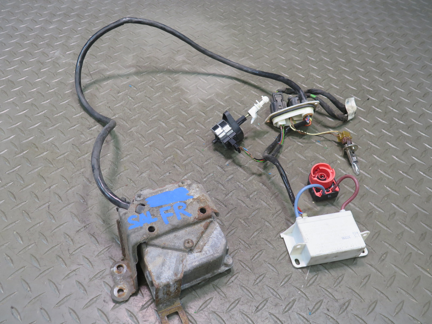 96-02 Mercedes R129 Front Right Xenon Headlight Ballast w Corrector & Wire OEM