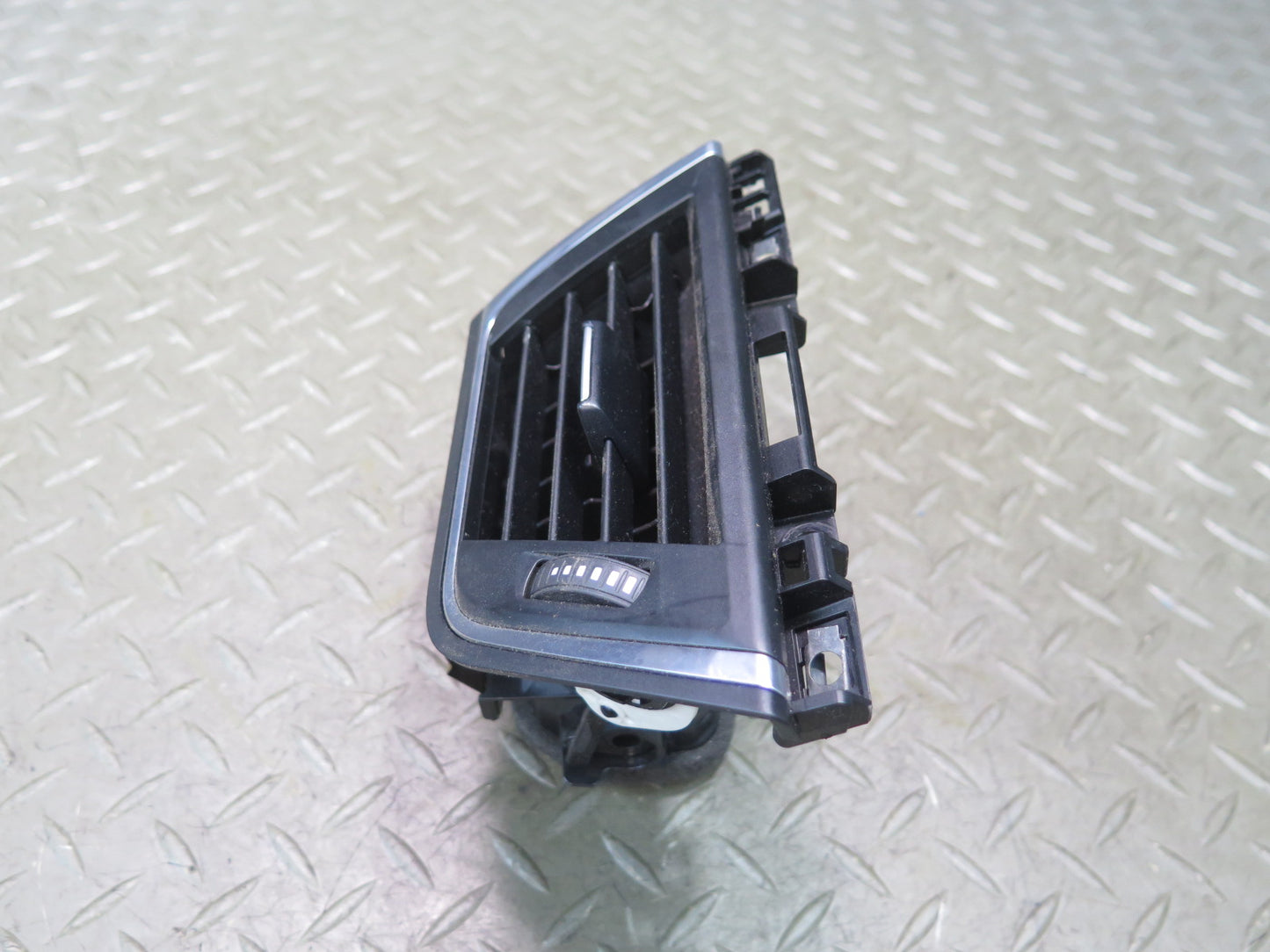 2016-2020 BMW F82 F83 M4 Front Right Dashboard A/C Air Vent Grille 9346225