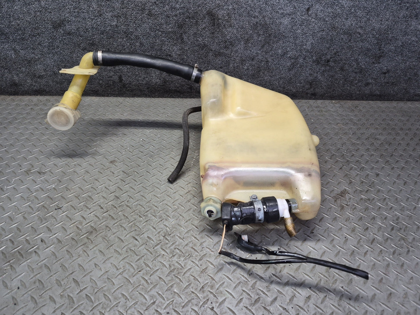 1978-1986 Porsche 928 S Windshield Washer Fluid Reservoir Bottle Tank W/ Pump