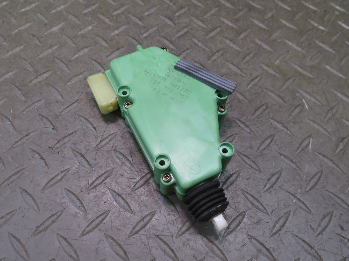 97-03 VW Eurovan T4 Rear Door Lock Central Locking Motor Actuator 701959783 OEM