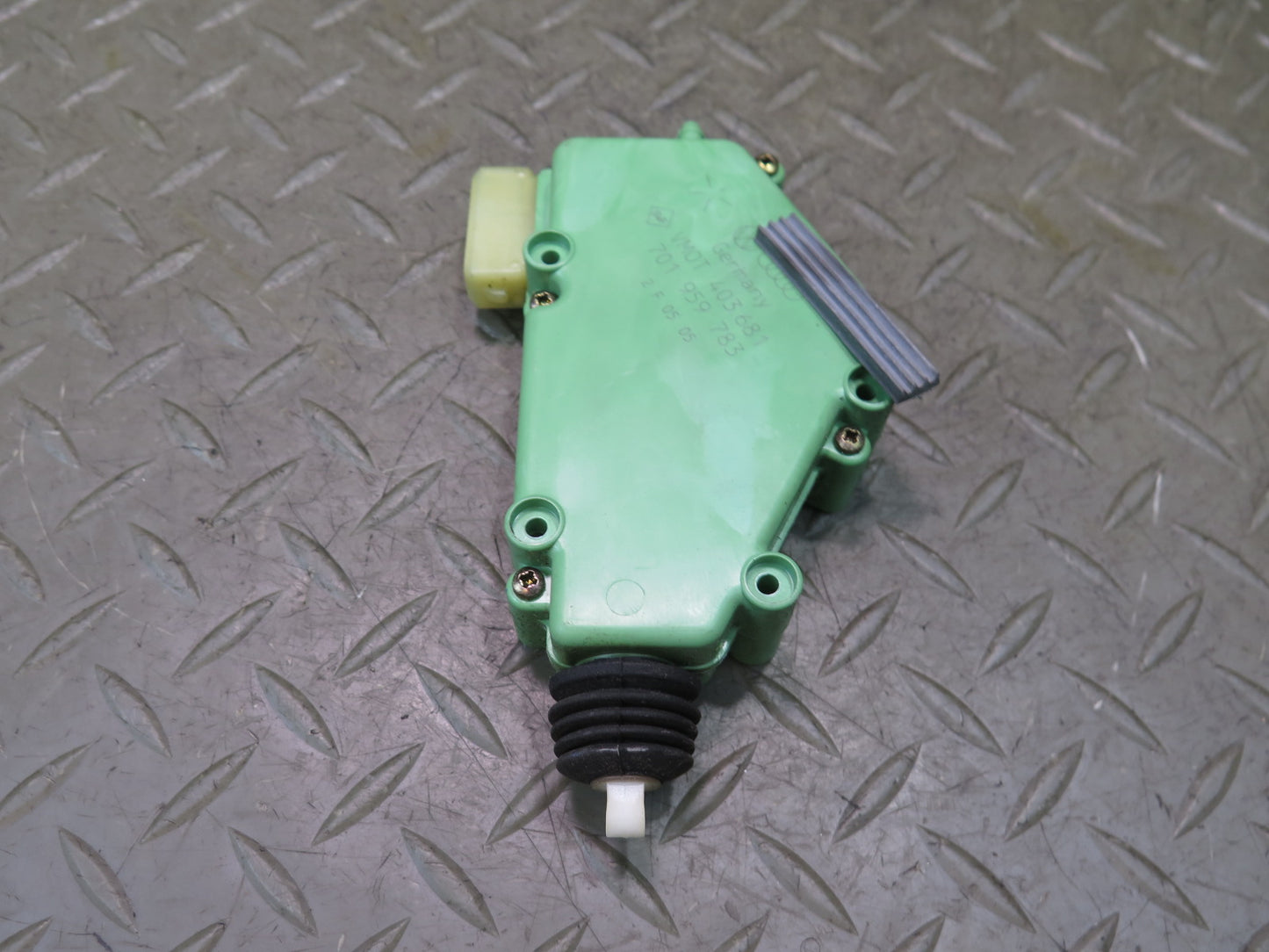 97-03 VW Eurovan T4 Rear Door Lock Central Locking Motor Actuator 701959783 OEM